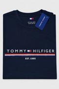 Polera Tommy Hilfiger con franja tricolor y diseño Est. 1985