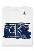 Polera Calvin Klein Jeans blanca con estampado CK azul